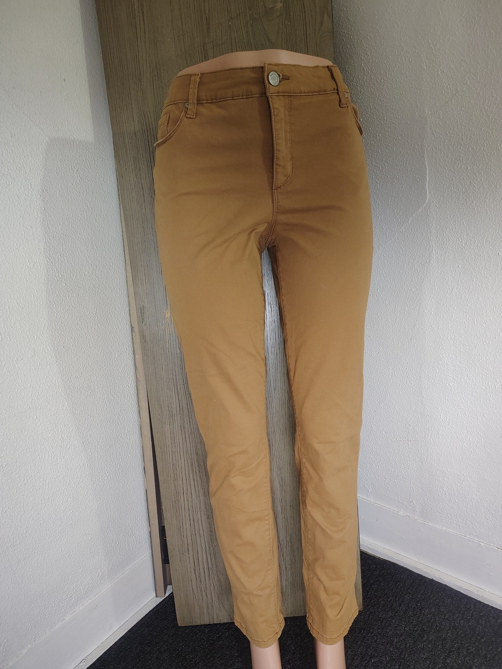 Bandolino Straight Leg Jeans in Camel Tan